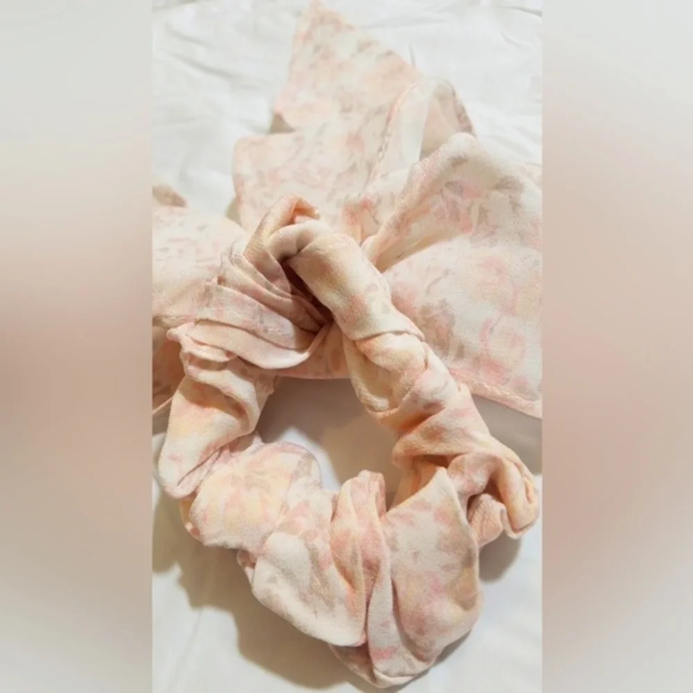 Love EM The Lovely Scrunchie